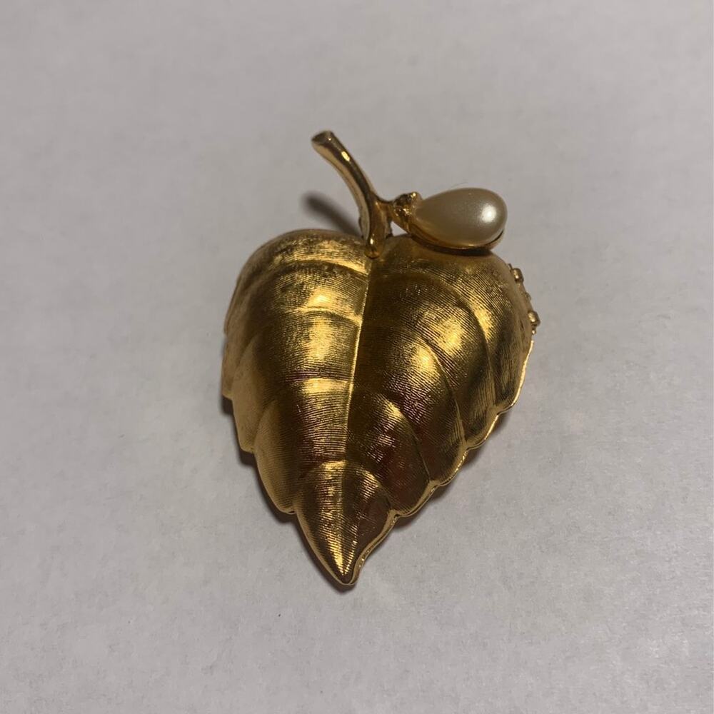 Vintage 1970s Avon Gold Toned Leaf w/Faux Pearl Brooch